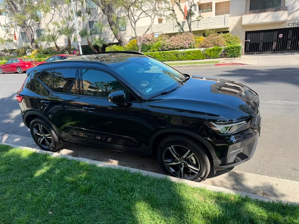 Black Volvo XC40 SUV parked on a Los Angeles street
